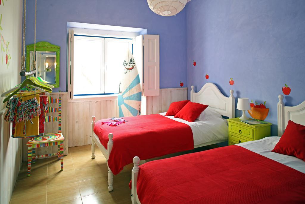 Chill In Ericeira Surf House Hostel Ruang foto